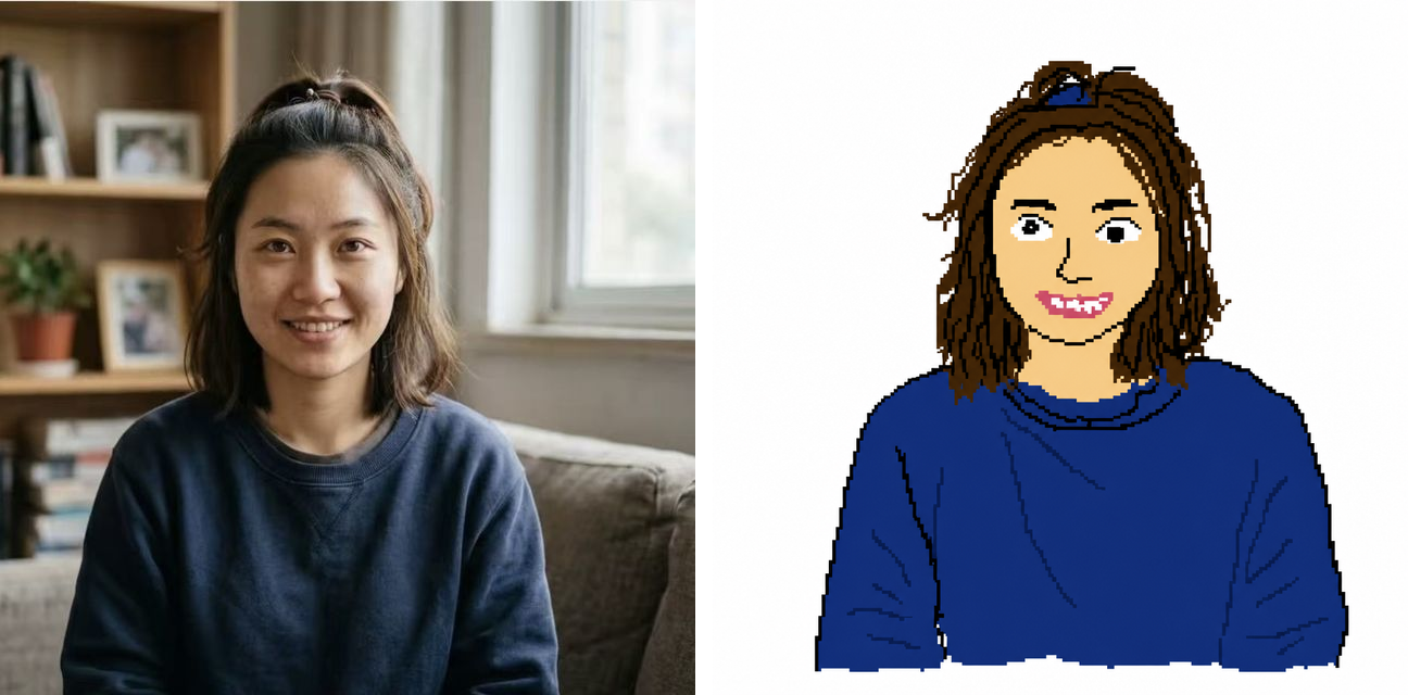 إعادة رسم بأسلوب MS Paint قبل/بعد — صورة بورتريه عادية لامرأة مبتسمة في غرفة معيشة تتحوّل إلى رسم كرتوني مخربش